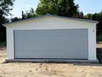 garaż blaszany białe dwuspadowy z brama segmentowa srebrna