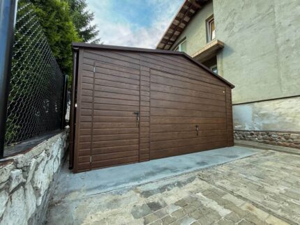 garaż blaszany dwuspadowy z bramą uchylną drewnopodobny orzech