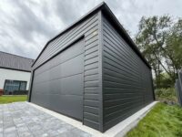 garaż blaszany z bramą segmentową grafit dach dwuspadowy