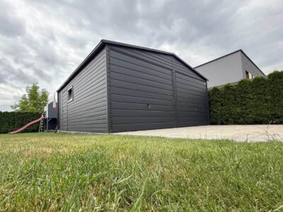 garaż blaszany 6x6 grafit dach dwuspadowy brama uchylna z bramami uchylnymi