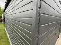 garaż blaszany 6x6 grafit dach dwuspadowy brama uchylna z bramami uchylnymi