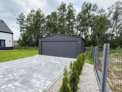 garaż blaszany z bramą segmentową grafit dach dwuspadowy