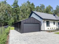 garaż blaszany 5x7 czarny z bramą segmentową na rąbek t-panel