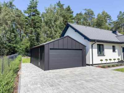 garaż blaszany 5x7 czarny z bramą segmentową na rąbek t-panel