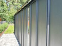 garaż blaszany 5x7 czarny z bramą segmentową na rąbek t-panel