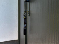 garaż blaszany 5x7 czarny z bramą segmentową na rąbek t-panel