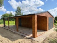 garaż blaszany z wiatą drewnopodobny multigloss z bramą uchylną grafit