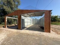 garaż blaszany z wiatą drewnopodobny multigloss z bramą uchylną grafit