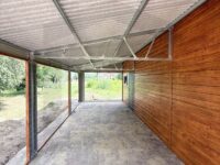 garaż blaszany z wiatą drewnopodobny multigloss z bramą uchylną grafit