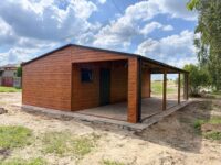 garaż blaszany z wiatą drewnopodobny multigloss z bramą uchylną grafit