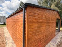 garaż blaszany z wiatą drewnopodobny multigloss z bramą uchylną grafit
